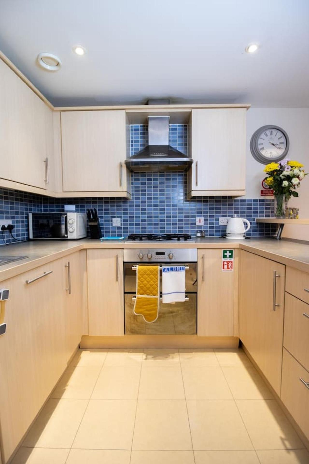 Brunel Apartment, Sleeps 4, 2 Bedrooms, Free Parking, Long Disc Apartment *