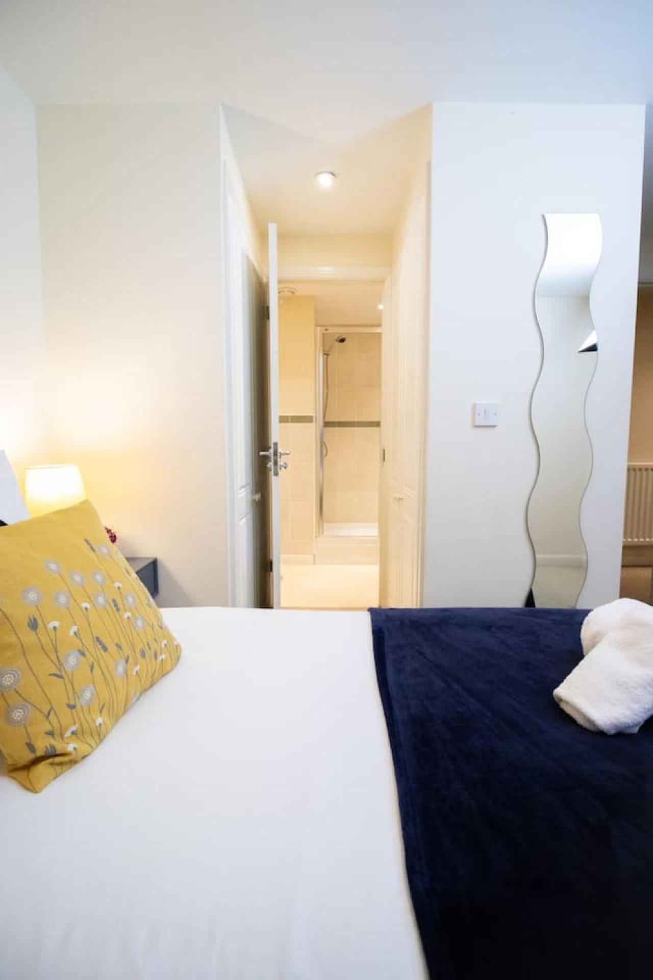 Brunel Apartment, Sleeps 4, 2 Bedrooms, Free Parking, Long Disc Apartment *