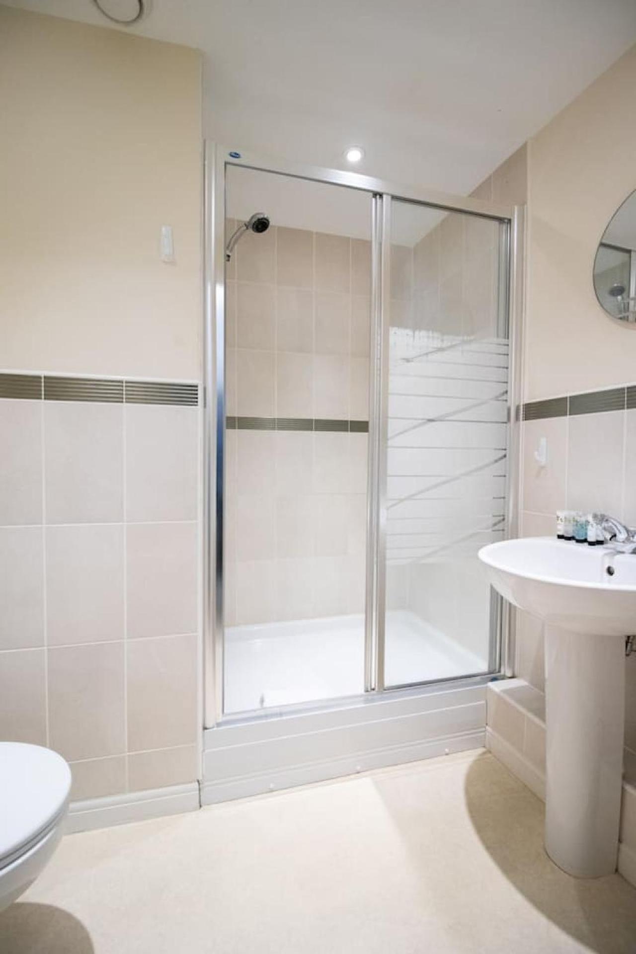Brunel Apartment, Sleeps 4, 2 Bedrooms, Free Parking, Long Disc Apartment *