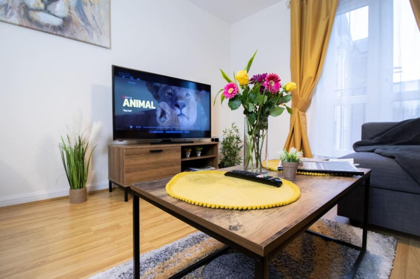 Brunel Apartment, Sleeps 4, 2 Bedrooms, Free Parking, Long Disc *